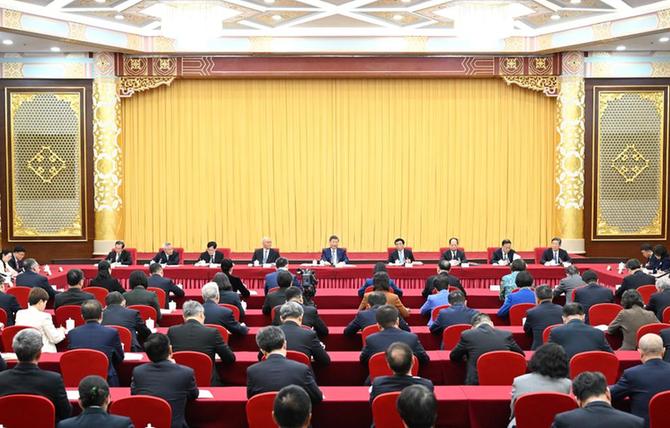 习近平看望全国政协委员