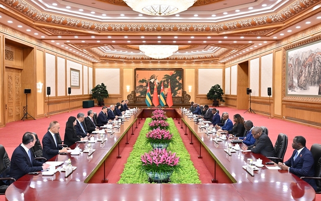 习近平会见多哥部长会议主席福雷