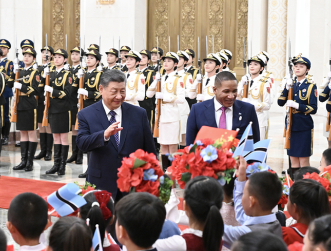 习近平同博茨瓦纳总统博科会谈